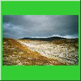 Blick zur�ck in ein tief eingeschnittenes Tal.