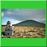 Stor-Svuku, st�ndiger Begleiter. Dazu ein wackeres Steinm�nnchen.